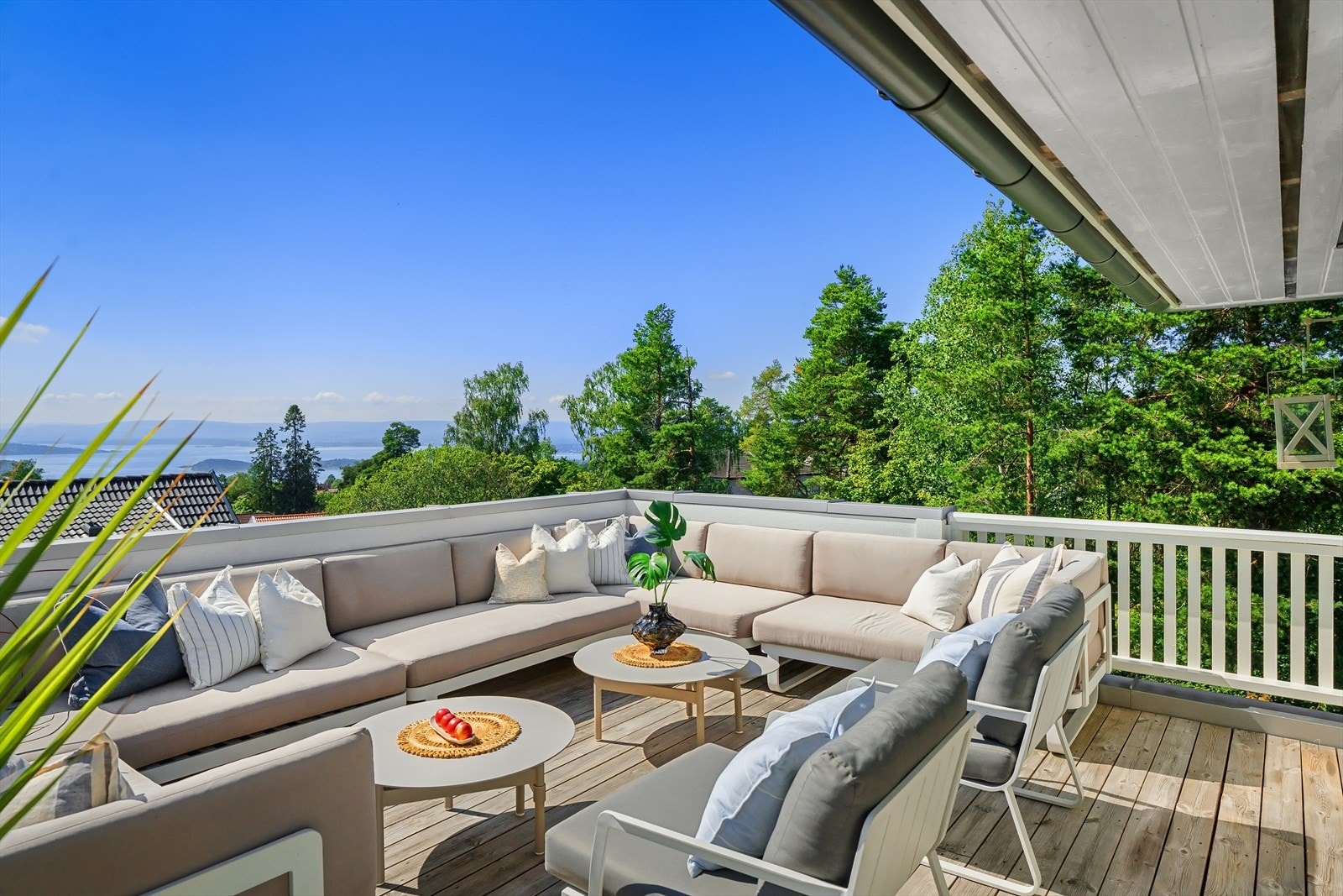 Her er det god plass for en stor sofaseksjon og øvrig møblement. Galleribilde