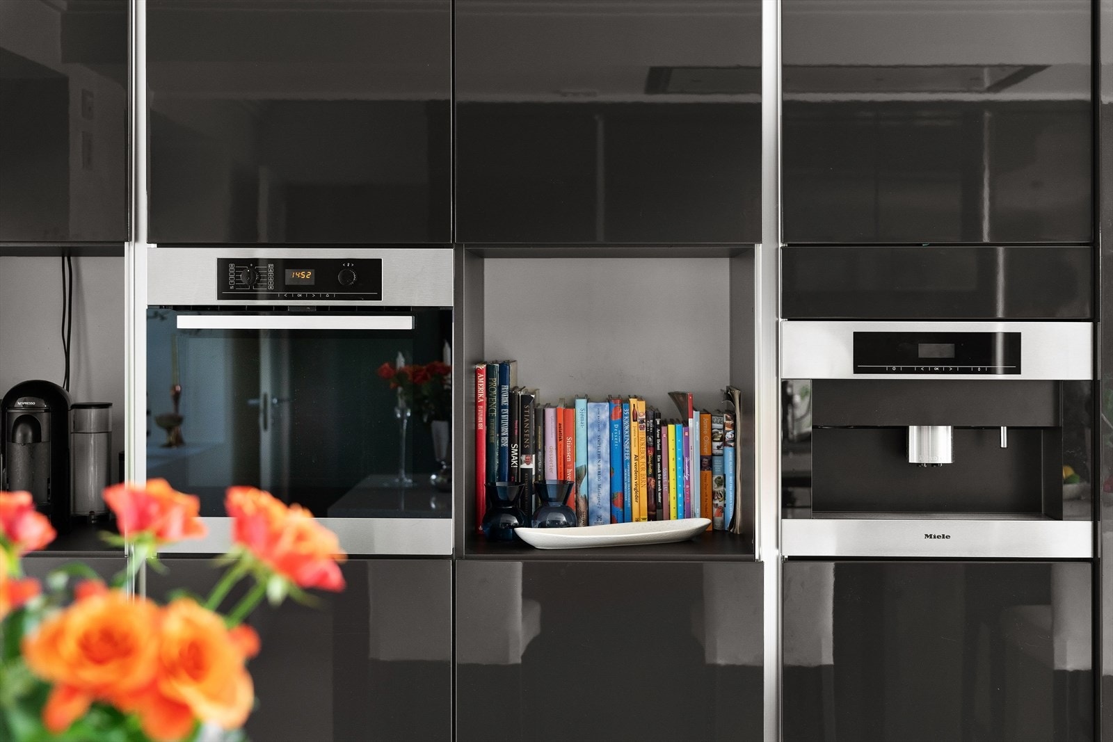 Integrert komfyr og kaffemaskin. Galleribilde