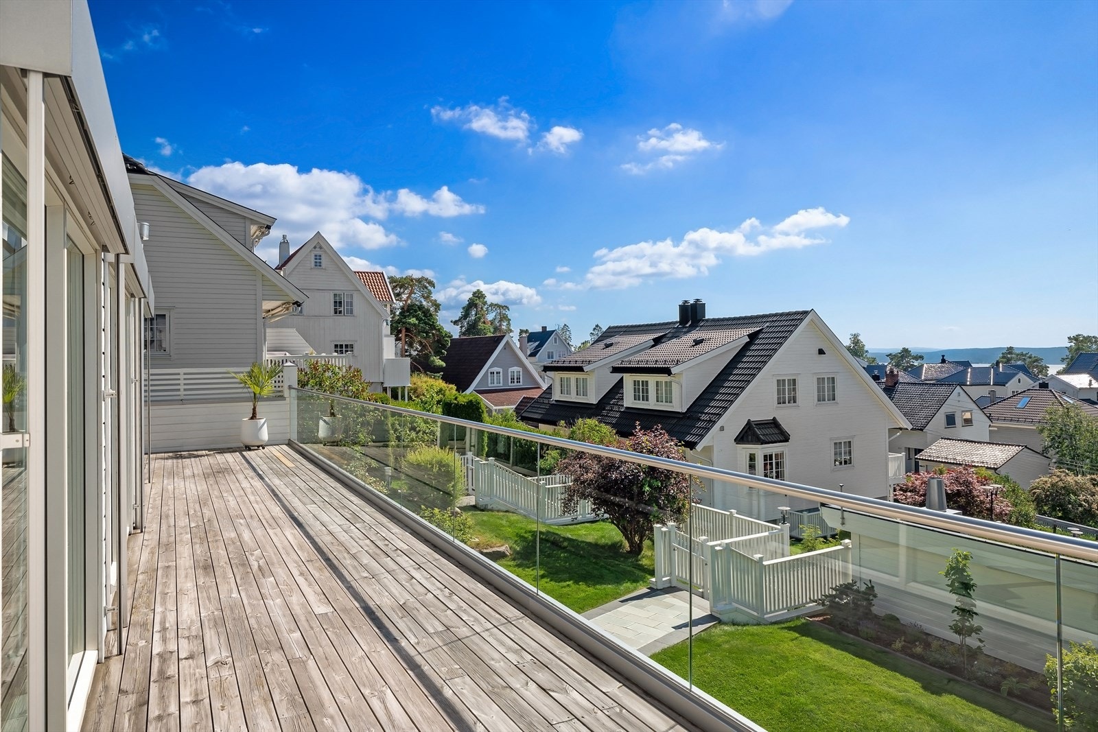 Terrassen er av god størrelse med flere bruksmuligheter. Galleribilde