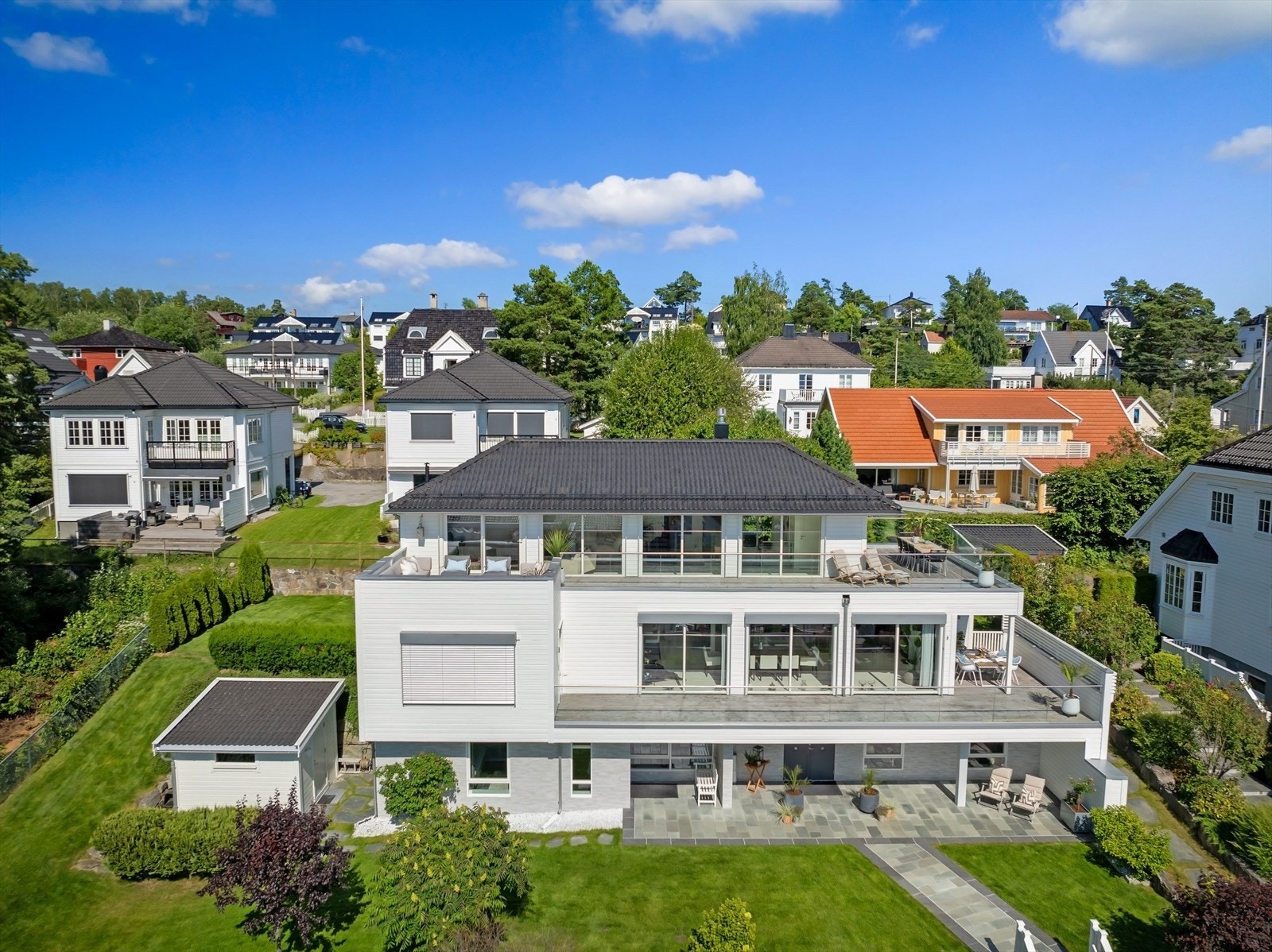 Eiendommen ligger høyt og fritt i et meget veletablert, barnevennlig og ettertraktet boområde på Bekkelaget. Galleribilde