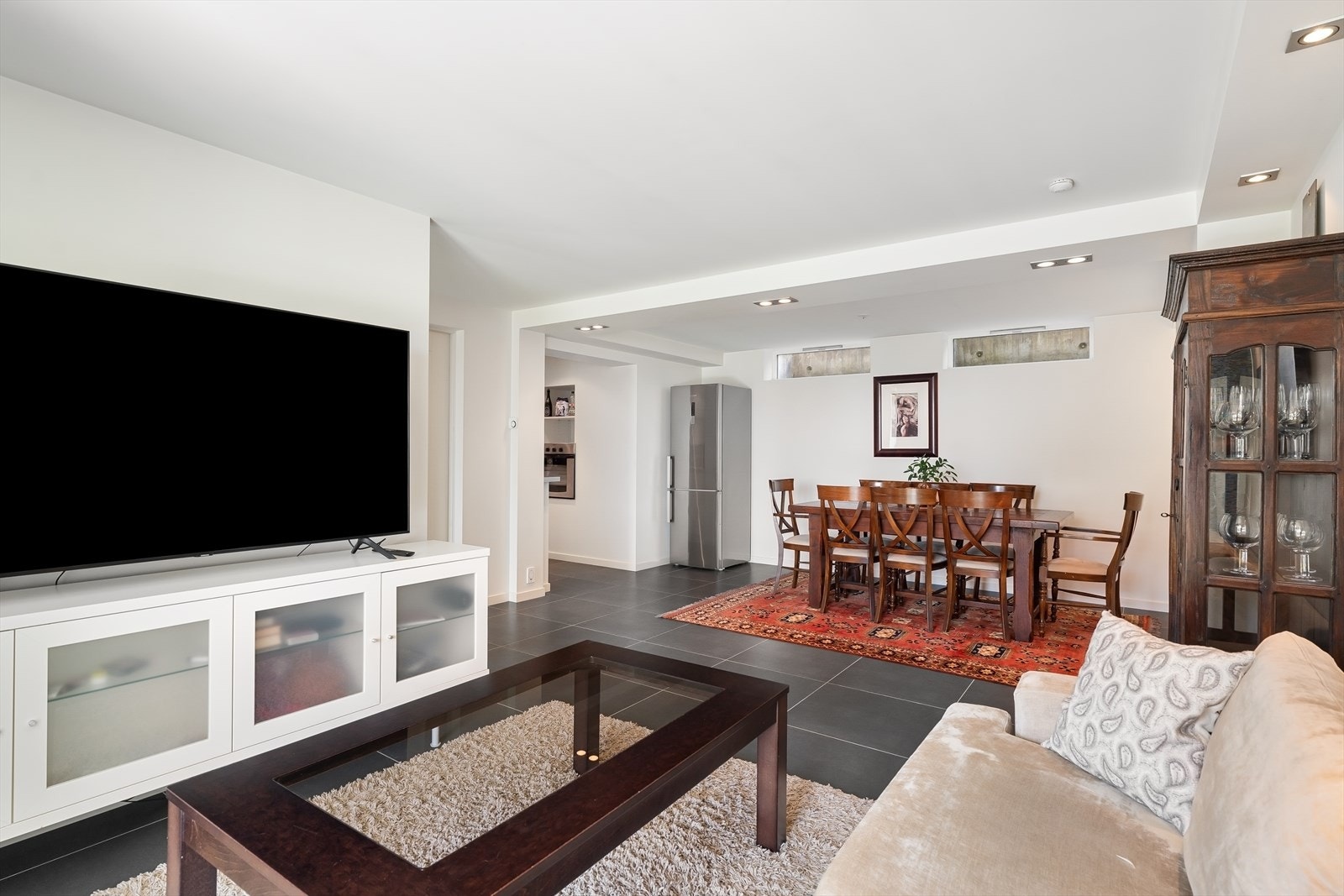 Romslig stue/spisestue med god plass for møblement. Galleribilde