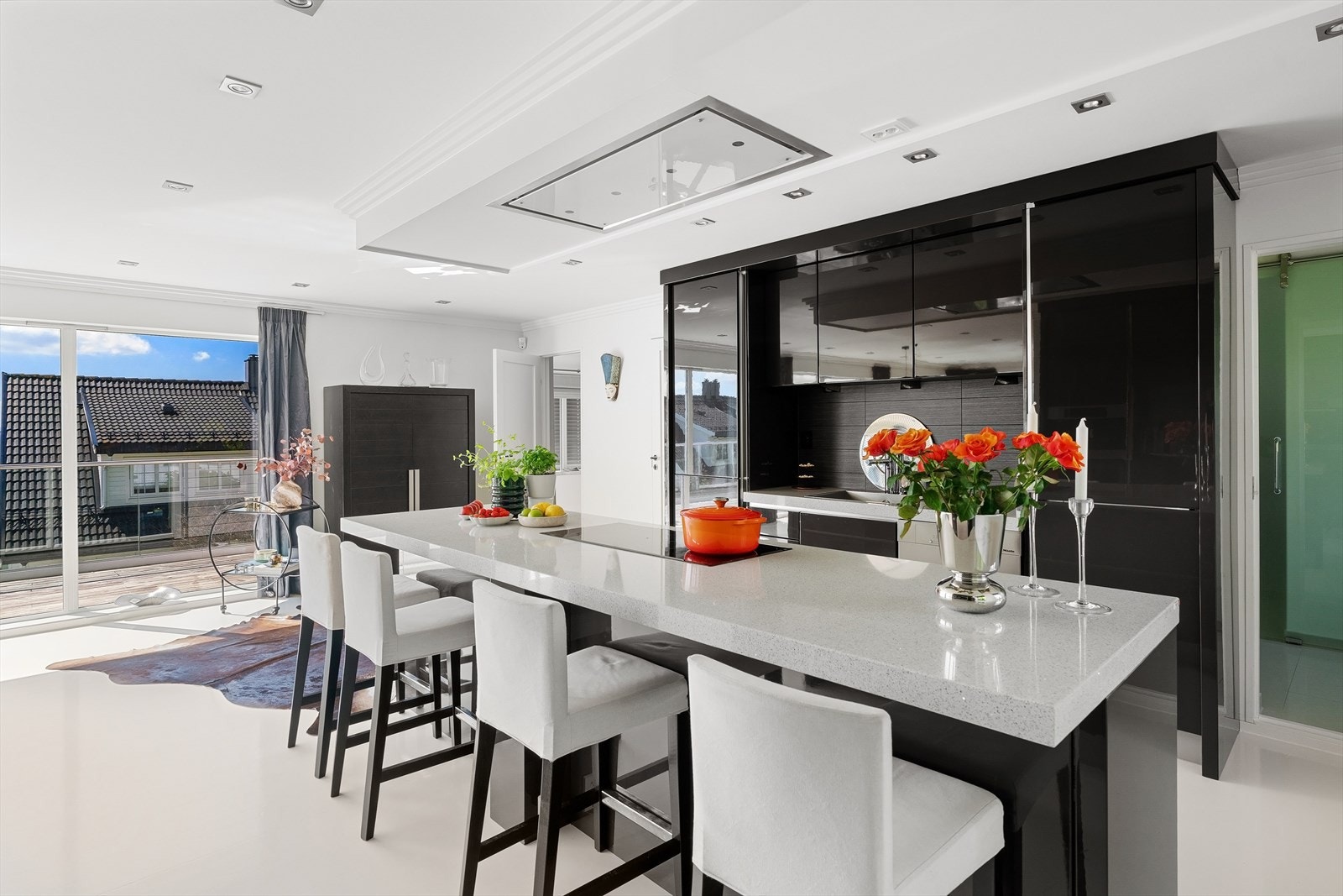 Kjøkkenet har rikelig med skap og benkeplass. Flott kjøkkenøy som gir rom for frokostplass. Galleribilde