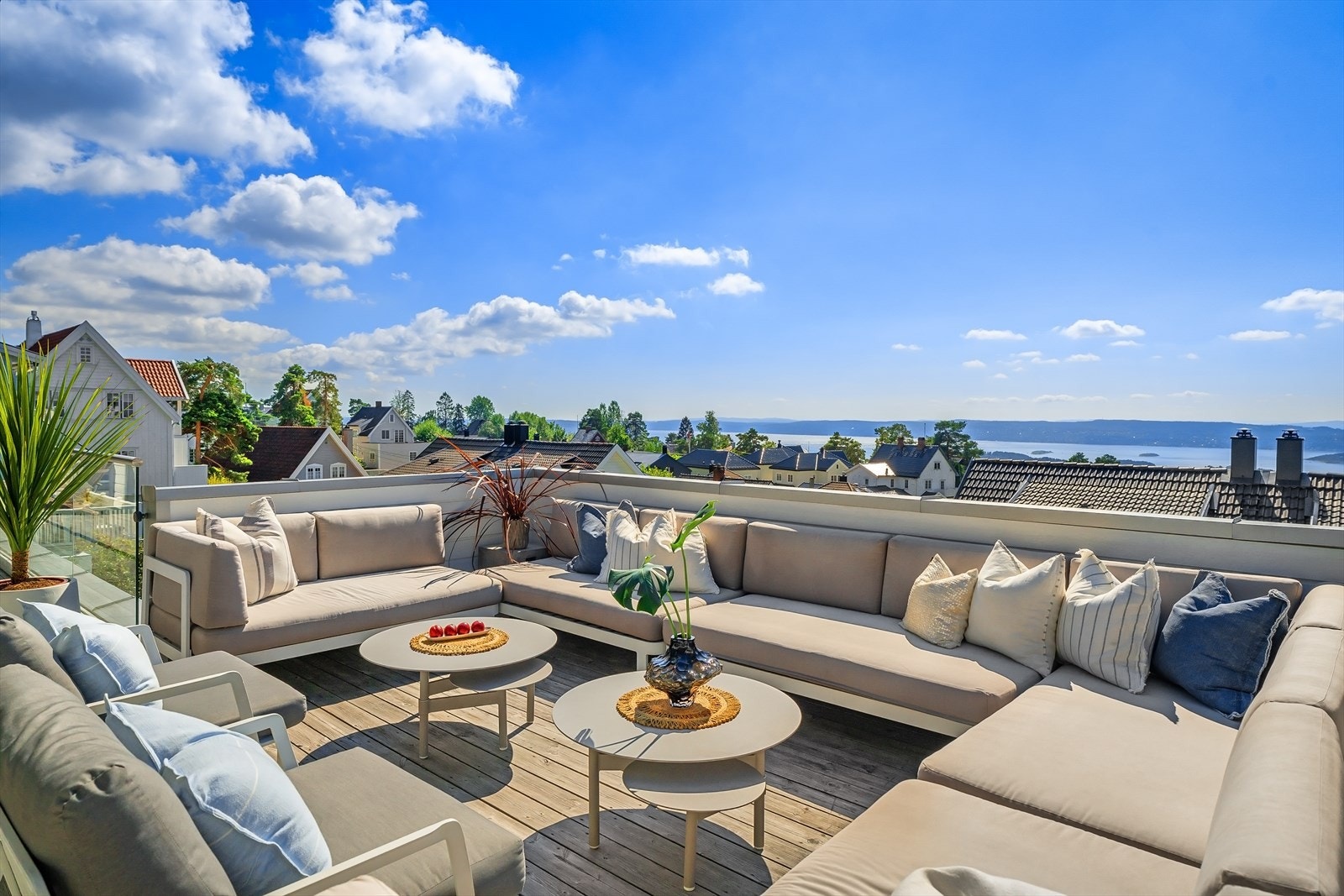 Fra stuen kommer du ut til flotte uteområder hvor solen kan nytes fra morgen til kveld. Galleribilde