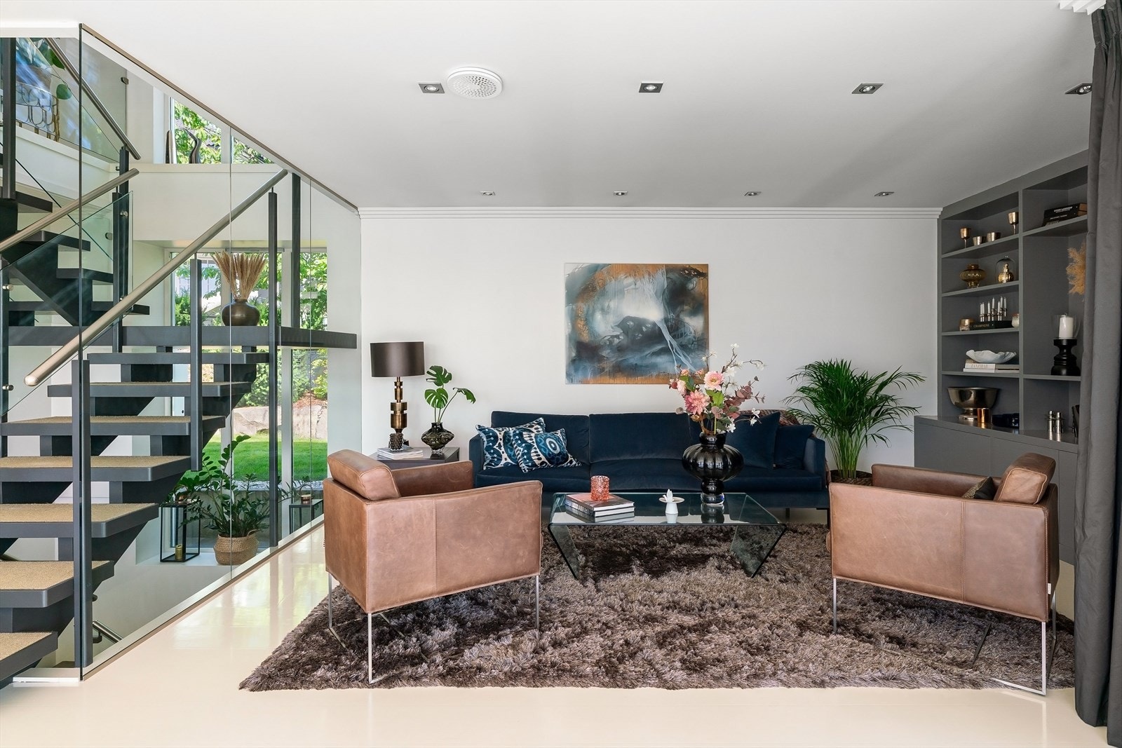 I Boligens første etasje finner du en hyggelig stuedel. Galleribilde