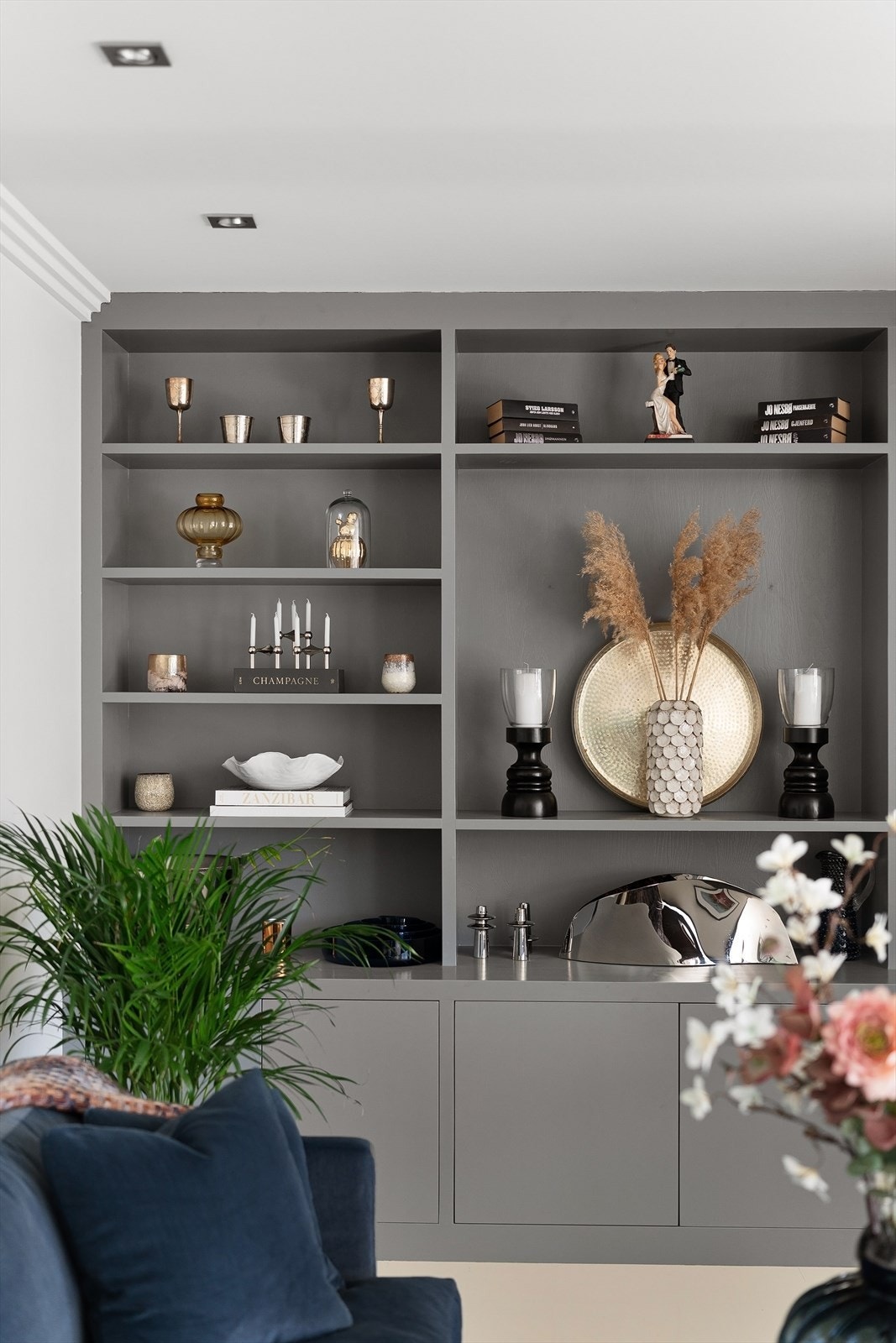 Pen fastmontert hylle for oppbevaring og downlights i tak. Galleribilde