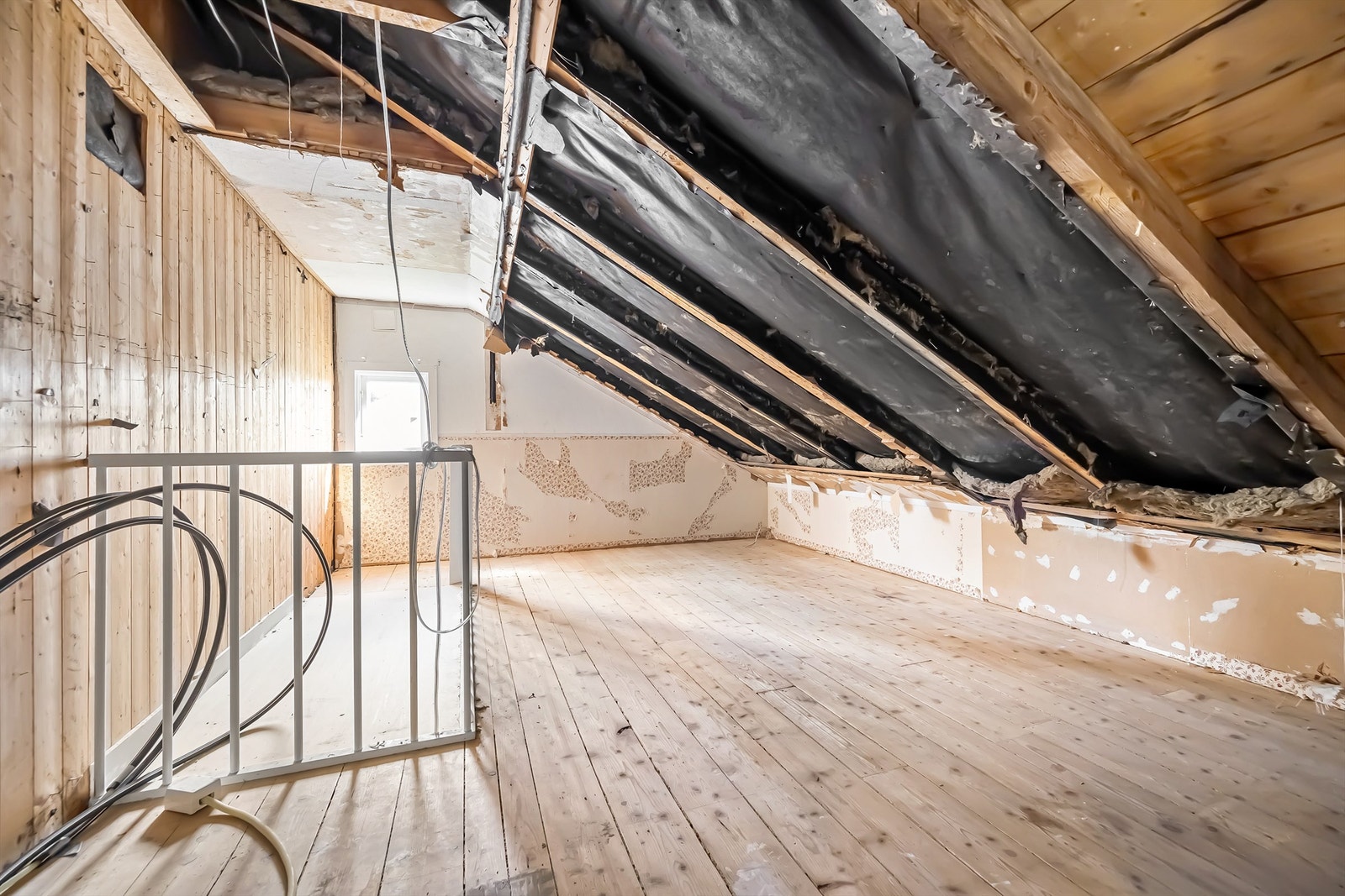 Boligen har et romslig loftsareal med potensiale Galleribilde