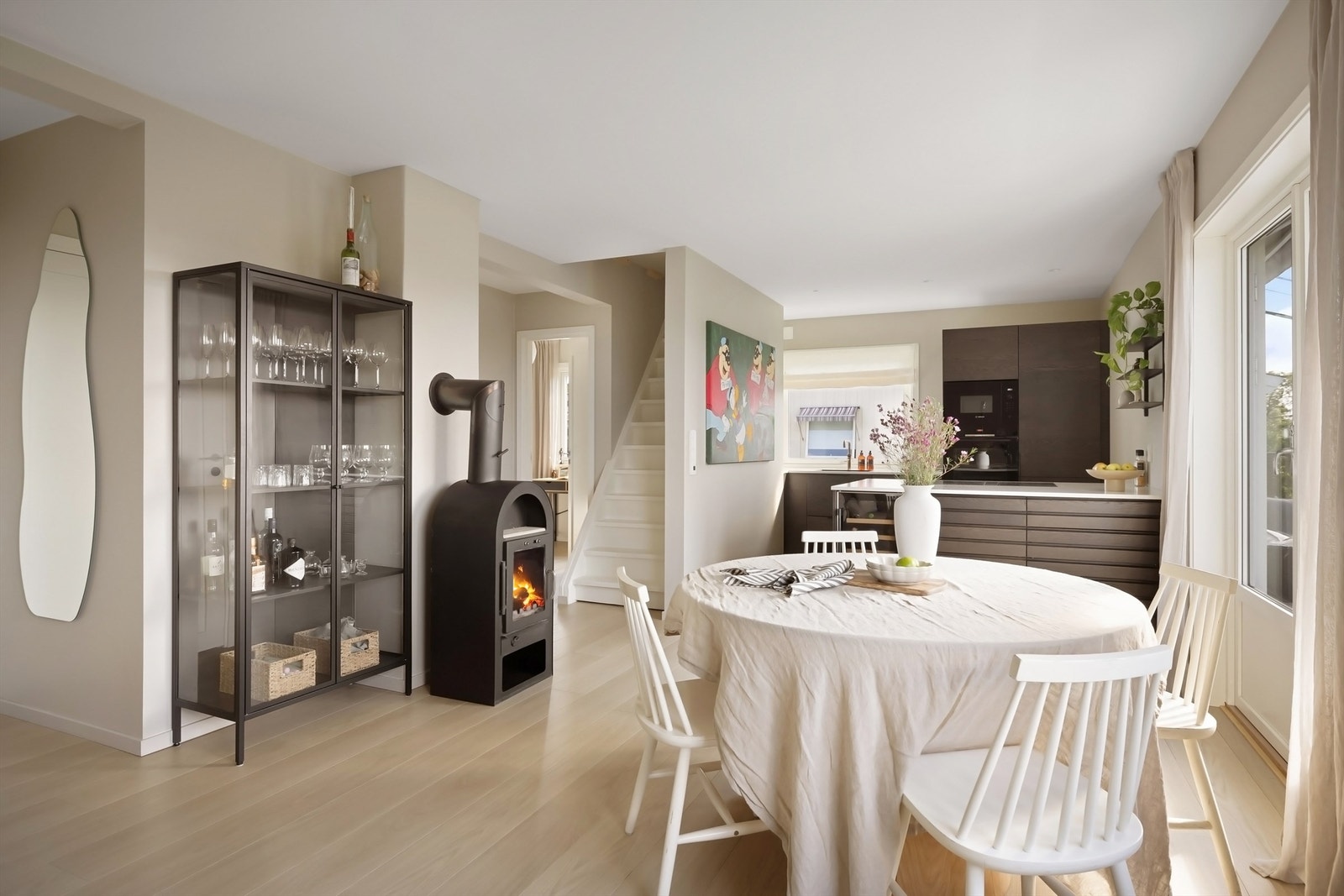 Gode muligheter for å innrede med et spisebord med plass til venner og familie Galleribilde