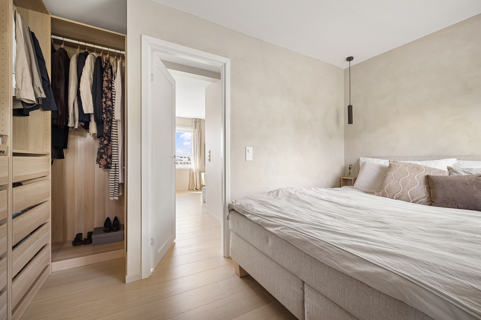 Her har du god plass til både dobbeltseng med tilhørende nattbord og ønsket oppbevaring Galleribilde