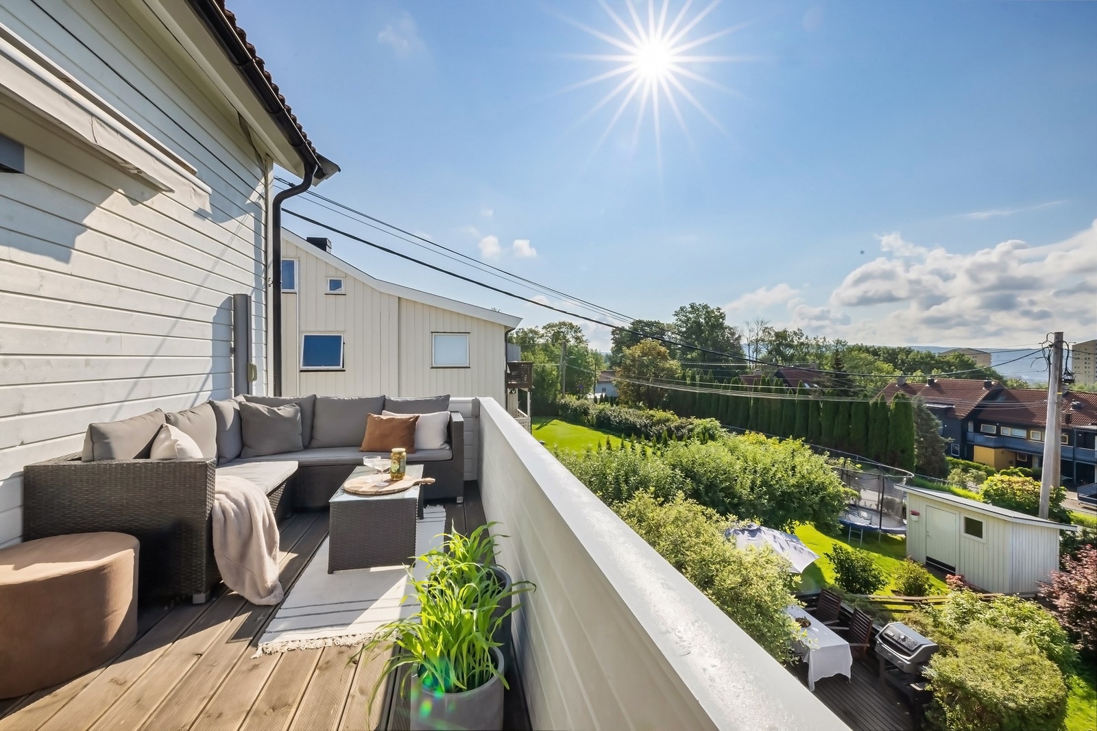 På sommerstid oppleves verandaen som en fin forlengelse av stuen Galleribilde