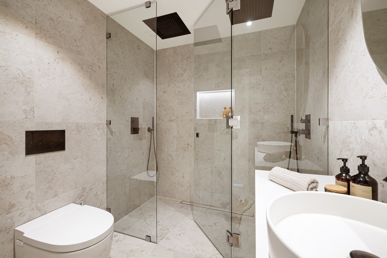 Badet ble pusset opp i 2023 og er pent flislagt på gulv og vegger med varme i gulvet Galleribilde