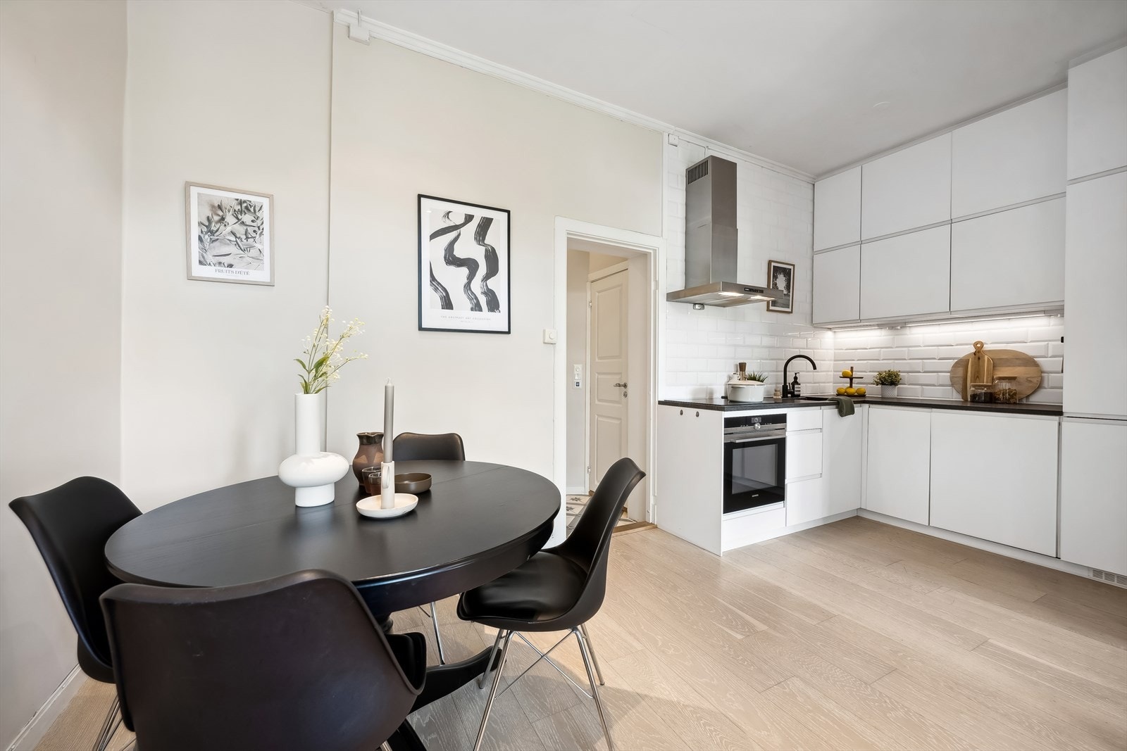 Stuen har stilsikre gulvflater fra 2017 bestående av moderne laminat, mens veggflatene er malt opp i en delikat kremfarge Galleribilde