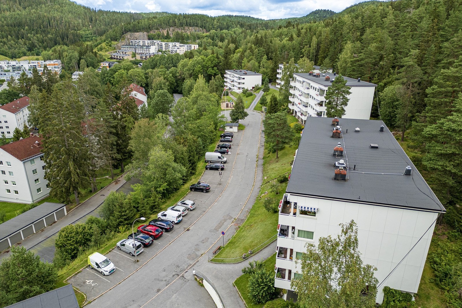 Sameiet har godt med gjesteparkering foran blokkene. Galleribilde
