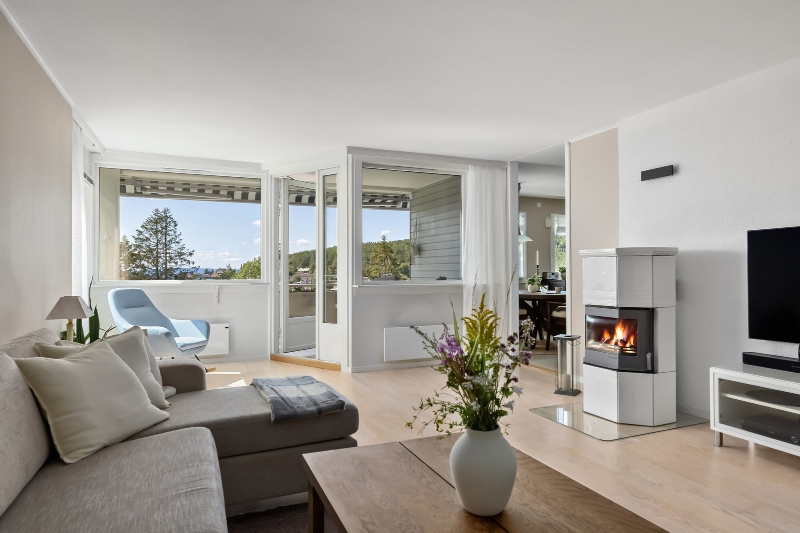 Stuen har peis og store vindusflater som gir godt lysinnslipp og ikke minst en fantastisk utsikt ned mot fjorden. Galleribilde