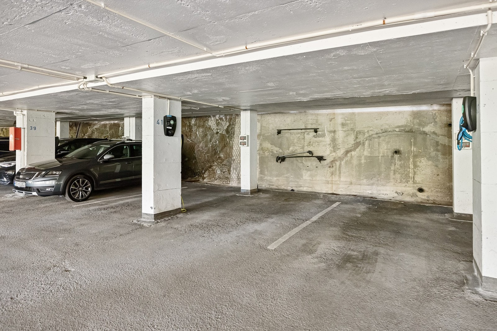 Boligen disponerer en garasjeplass med elbil-lader. Galleribilde