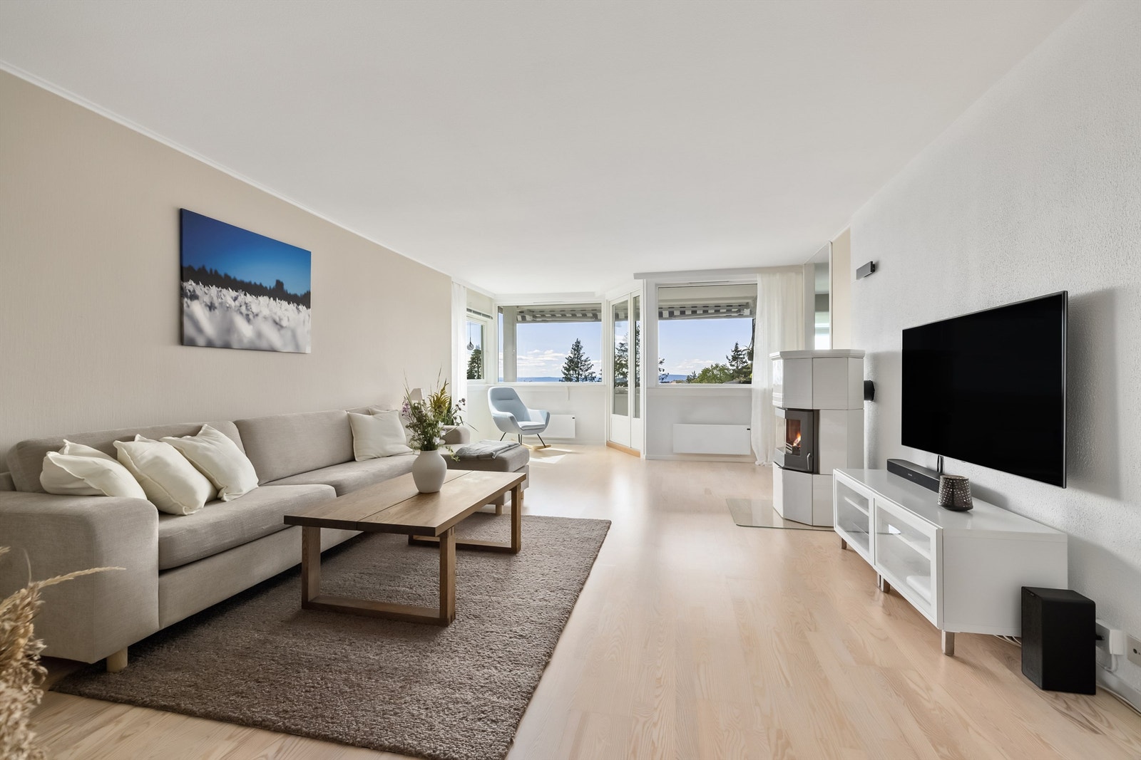 Boligen har en lys, stor stue med naturlig plass til både hjørnesofa og spisebord. Galleribilde