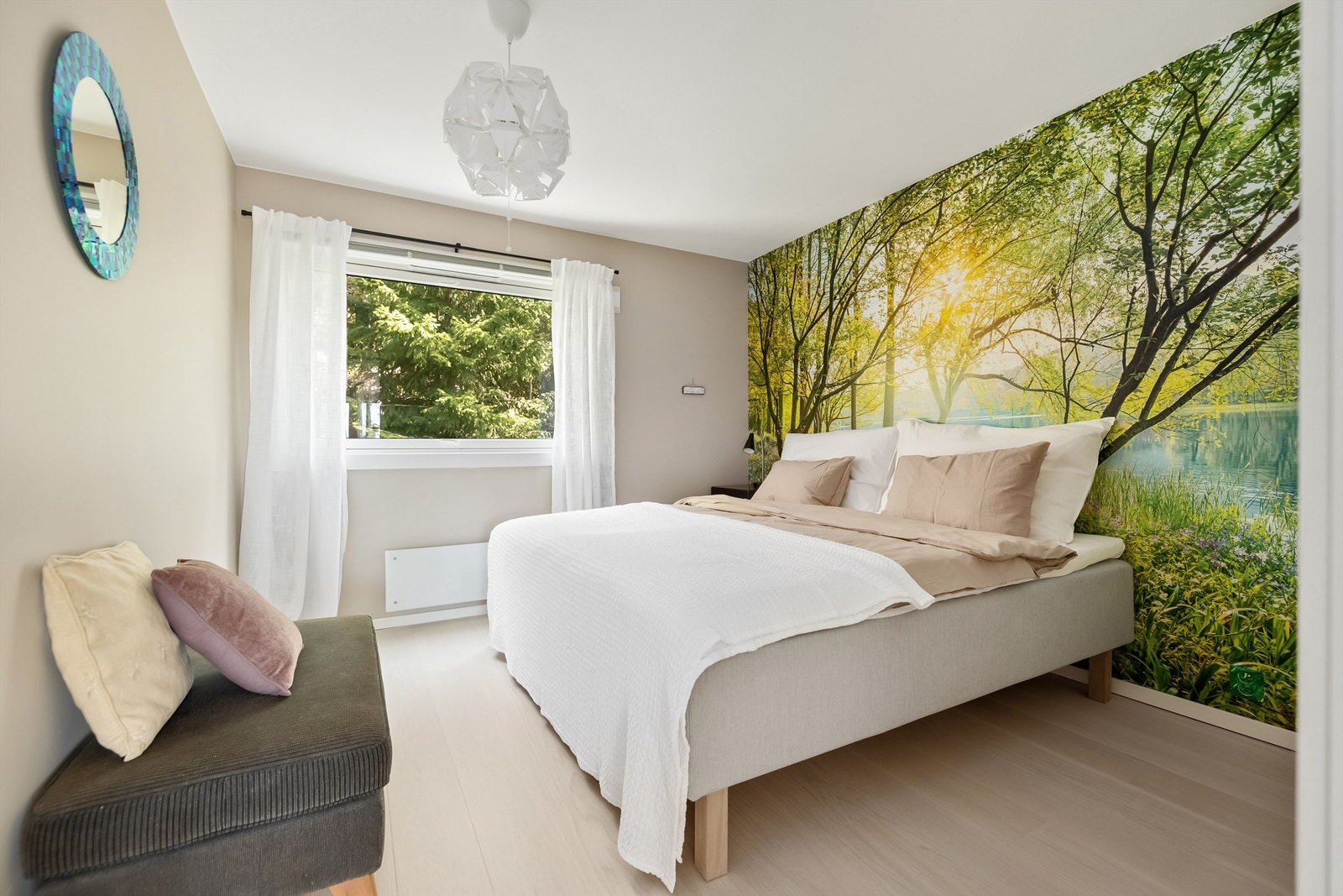 Romslig hovedsoverom som vender ut mot grønne og rolige omgivelser. Galleribilde