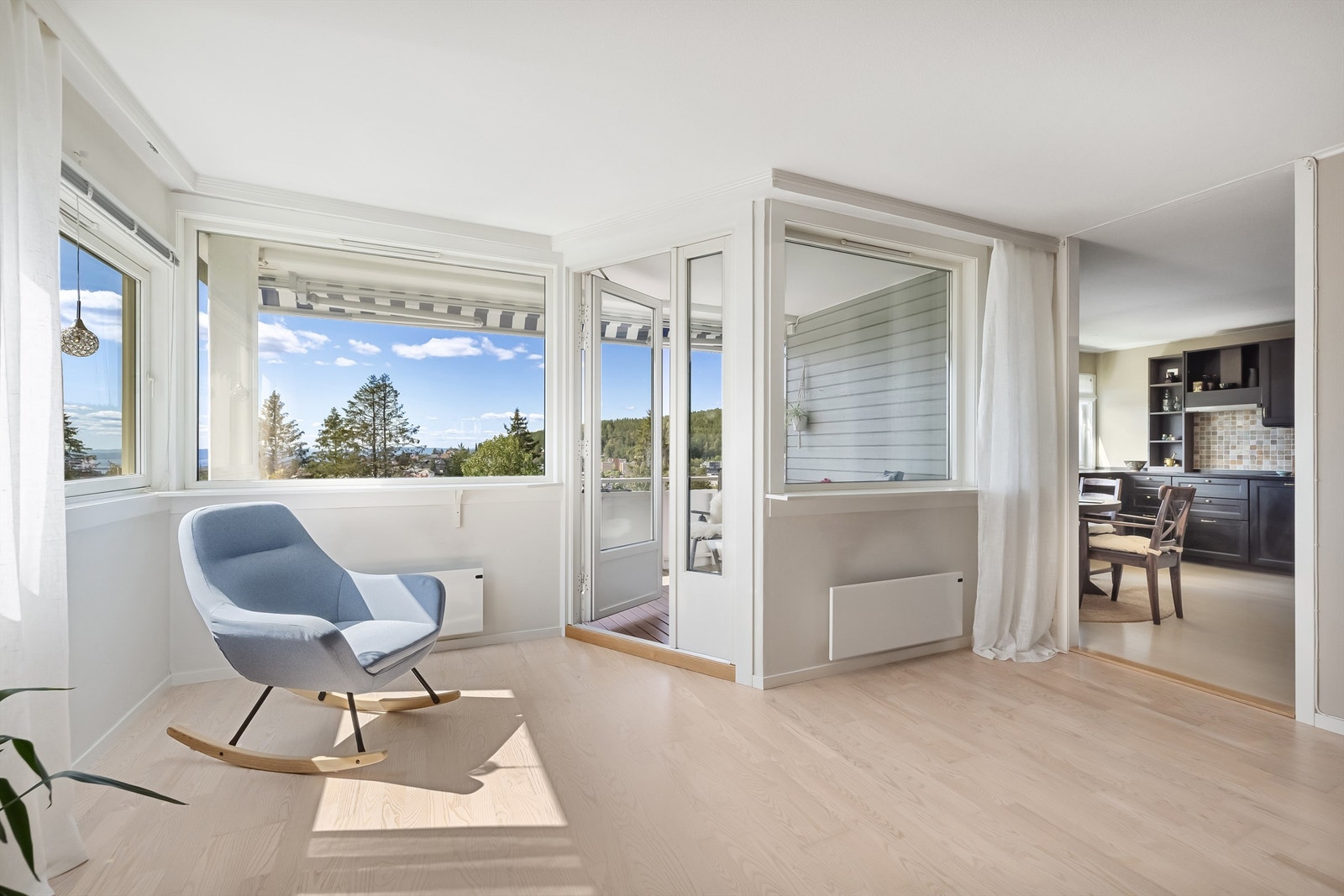 Fra stuen har man utgang til en flott, vestvendt balkong på 10 kvm. Galleribilde