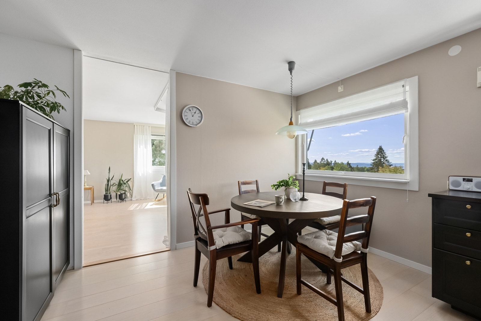 Kjøkkenet har også god plass til kjøkkenbord. Galleribilde