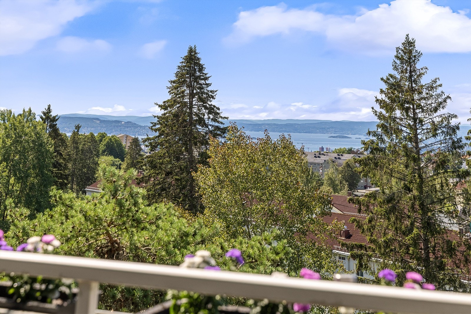 Her får man samme flotte utsikten og balkongen har gode solforhold med fra ca. kl. 1200 til ca. kl. 2200 i følge selger. Galleribilde