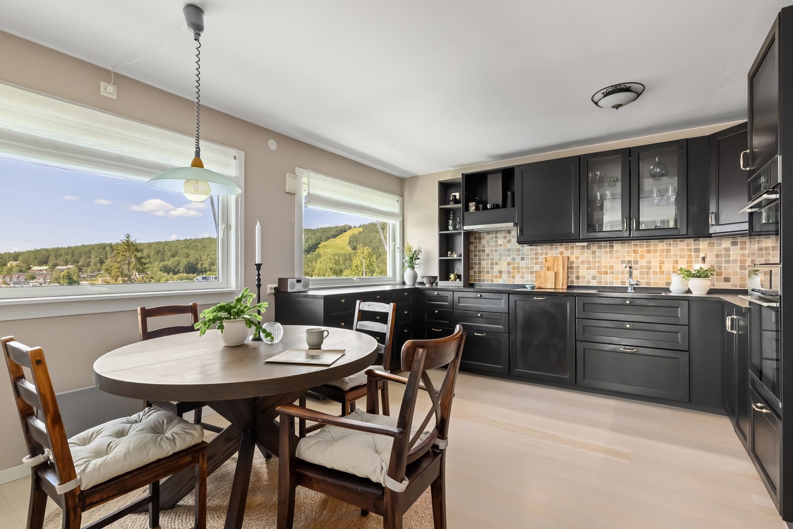 Hvitevarene medfølger og består av integrert stekeovn, platetopp, mikrobølgeovn, oppvaskmaskin, kjøleskap og fryseskap. Galleribilde