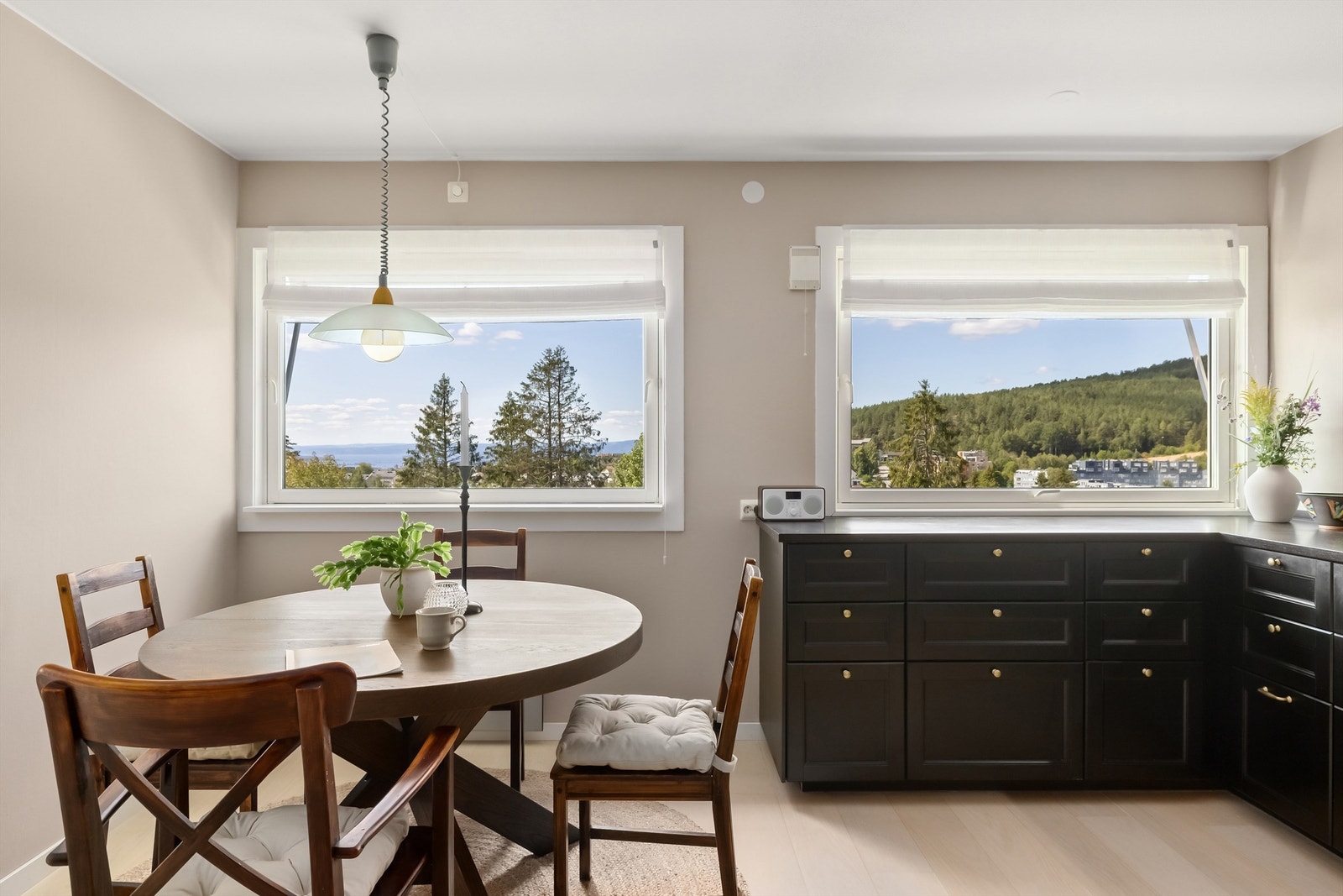 Kjøkkenet har ventilator med kullfilter og varmtvannsbereder på ca. 120 liter, fra 2017. Galleribilde