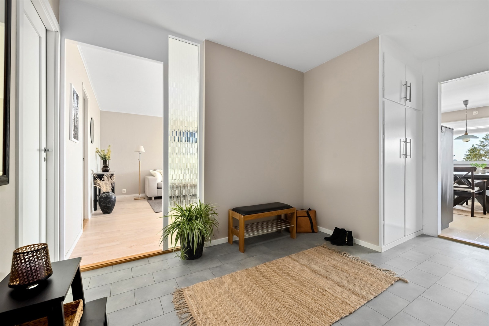 Romslig og praktisk entré med innebygget garderobeskap, porttelefon med kamera samt lyd- og brannklassifisert ytterdør med kikkehull og sikkerhetslås. Galleribilde