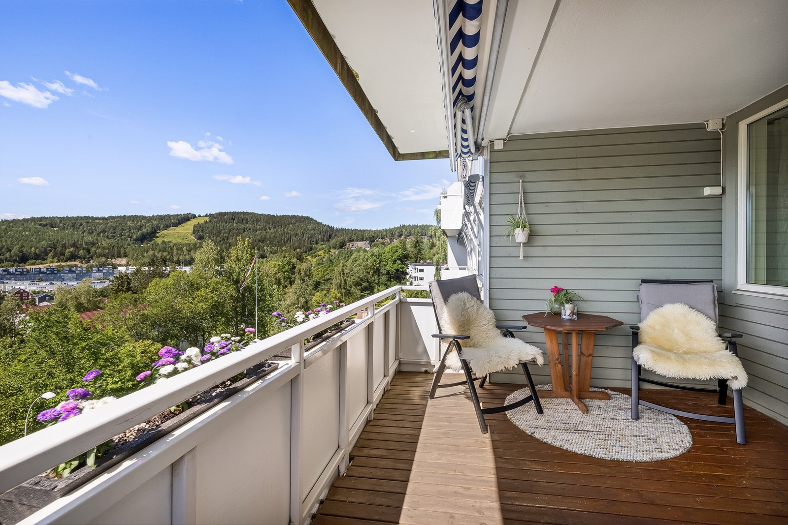 Balkongen har elektrisk markise og stikkontakt. Galleribilde
