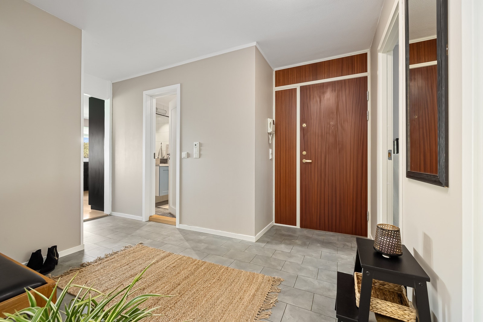 Romslig og praktisk entré med innebygget garderobeskap, porttelefon med kamera samt lyd- og brannklassifisert ytterdør med kikkehull og sikkerhetslås. Galleribilde