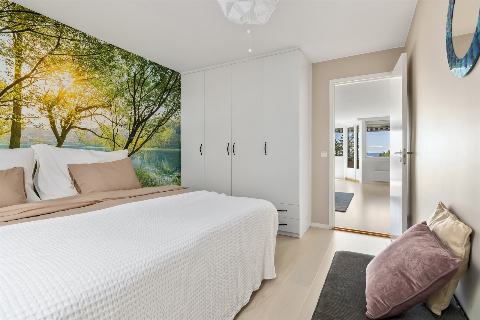 Hovedsoverommet har plass til dobbeltseng med tilhørende nattbord og stort garderobeskap. Galleribilde