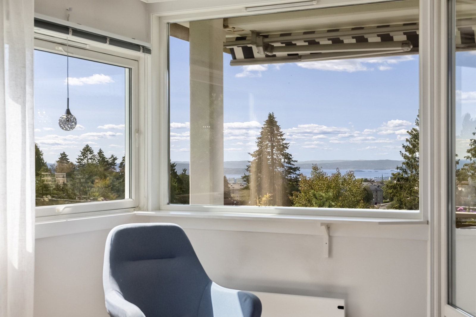 Som endeleilighet så får man et ekstra vindu på endeveggen som bidrar ytterligere til lysinnslipp og flott utsikt. Galleribilde