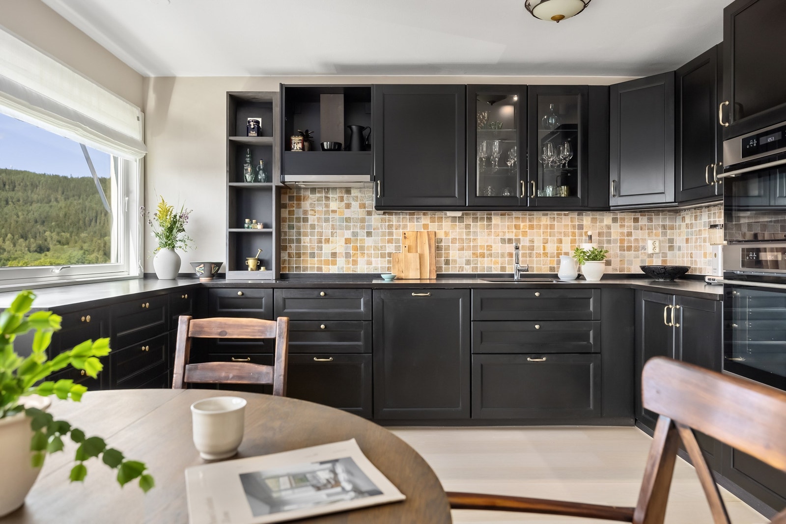 Pent IKEA-kjøkken fra 2017 med meget god skap- og benkeplass. Galleribilde