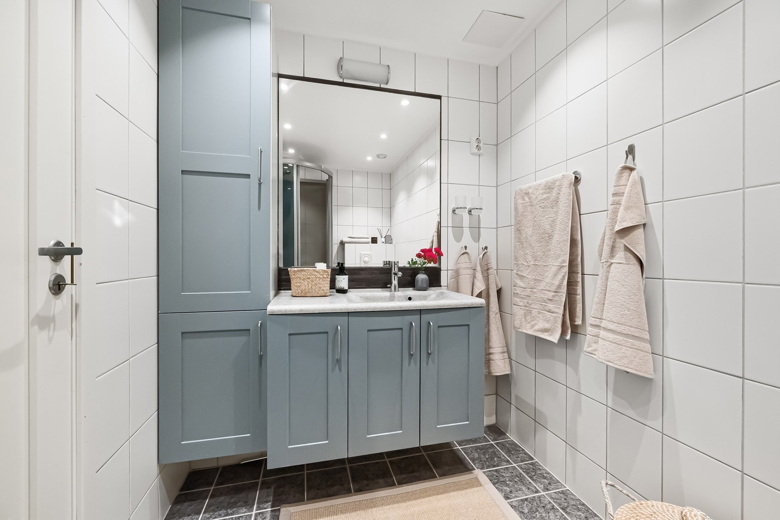 Delikat flislagt bad fra 2005 med varme i gulv og downlights i himling. Galleribilde