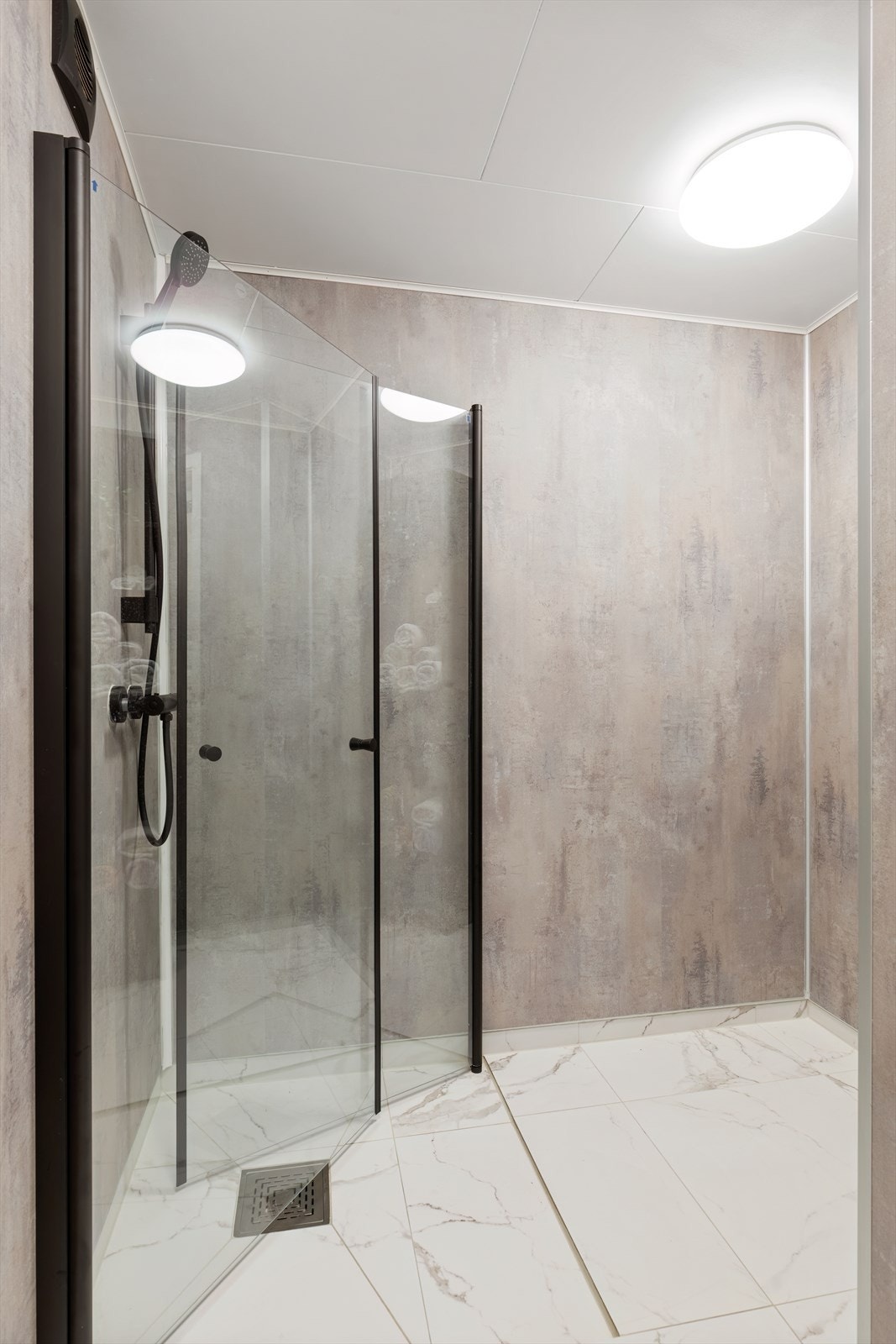 2. etasje: Badet er innredet med toalett, baderomsinnredning med vask, speilskap og dusjhjørne. Galleribilde