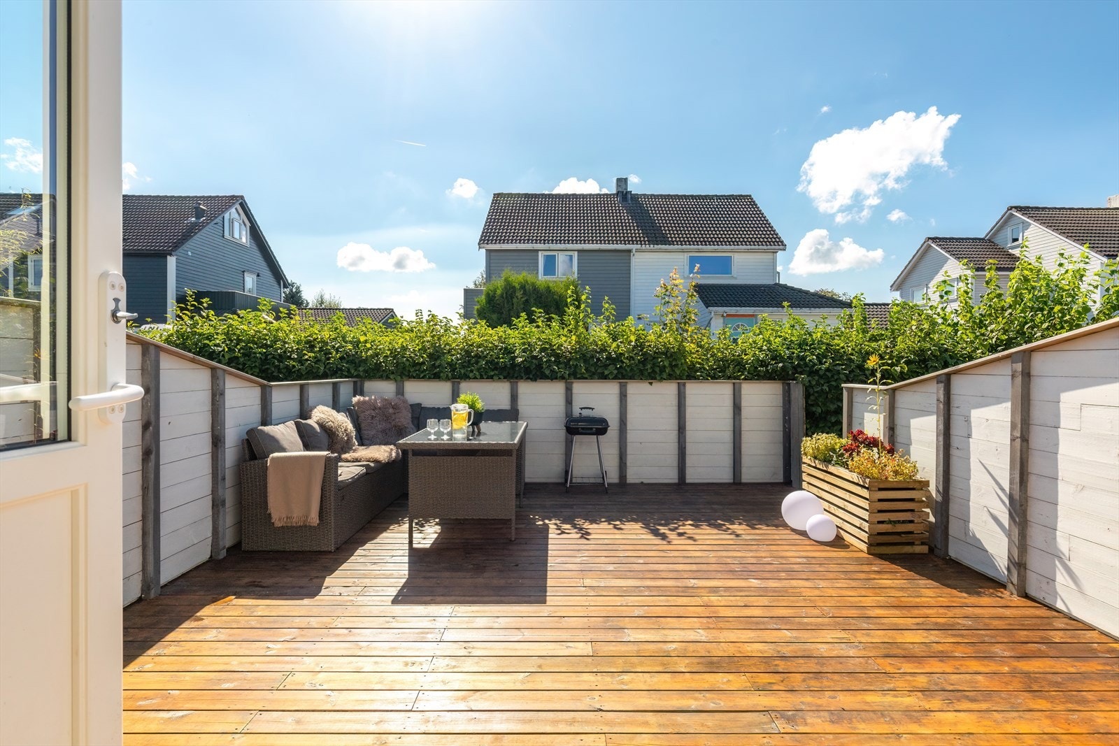 Stor og solrik terrasse like utenfor stuedøren Galleribilde
