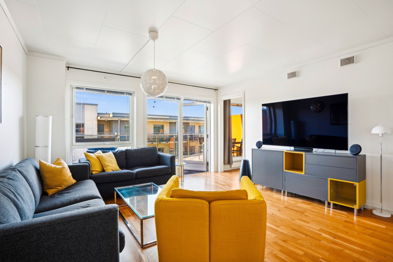 Vi presenterer denne smakfulle 3-romsleilighet i toppetasjen på Havnesenteret! Galleribilde