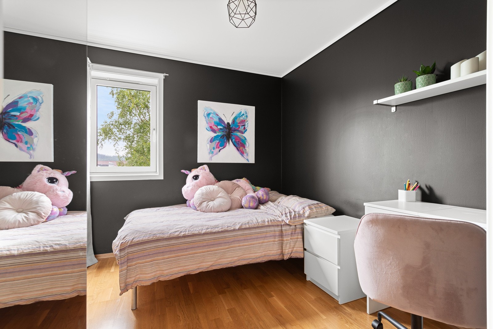 Rommene har god plass til seng, arbeidsbord, nattbord m.m. Galleribilde