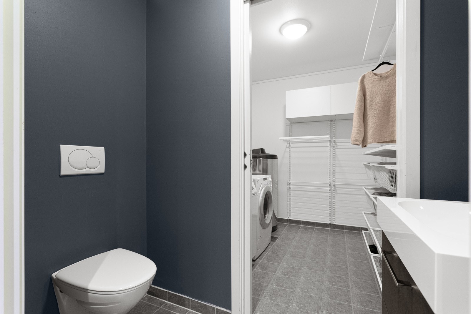 Toalettrom og vaskerom ved entré. Galleribilde