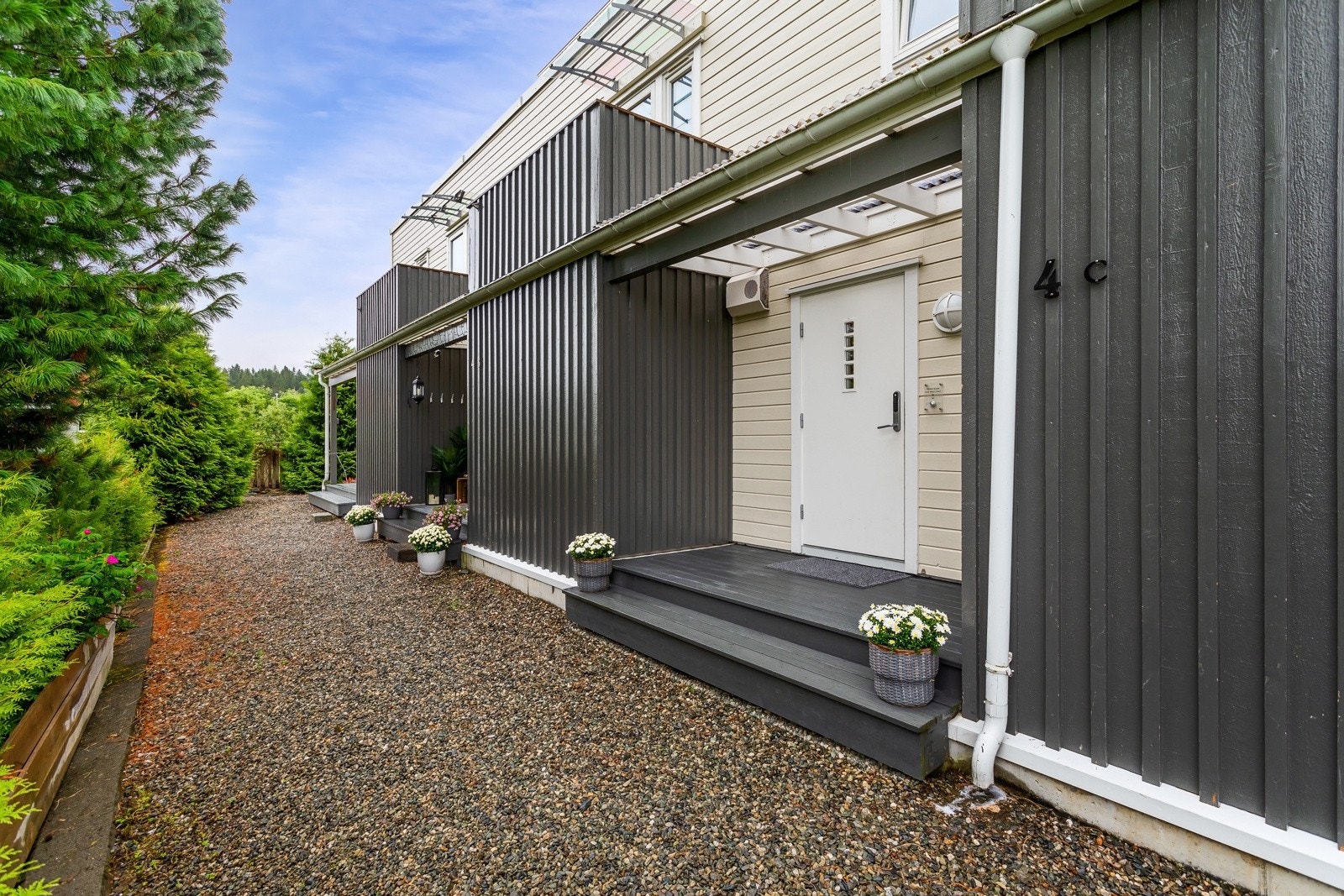 Dette er et attraktivt og innholdsrikt rekkehus i moderne stil, beliggende et veletablert område. Galleribilde