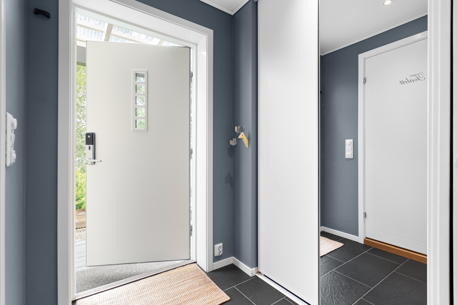 Velkommen inn! Boligen har en romslig entré med god plass til det meste. Galleribilde