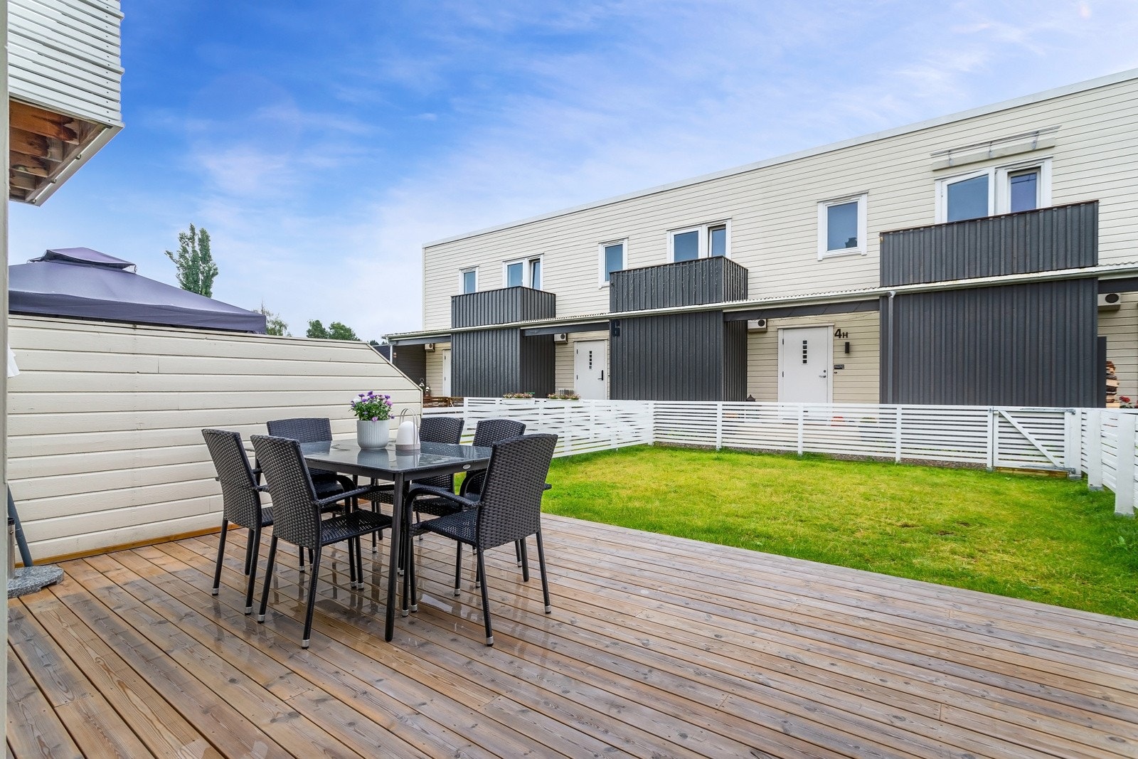 Inngjerdet hage. Galleribilde