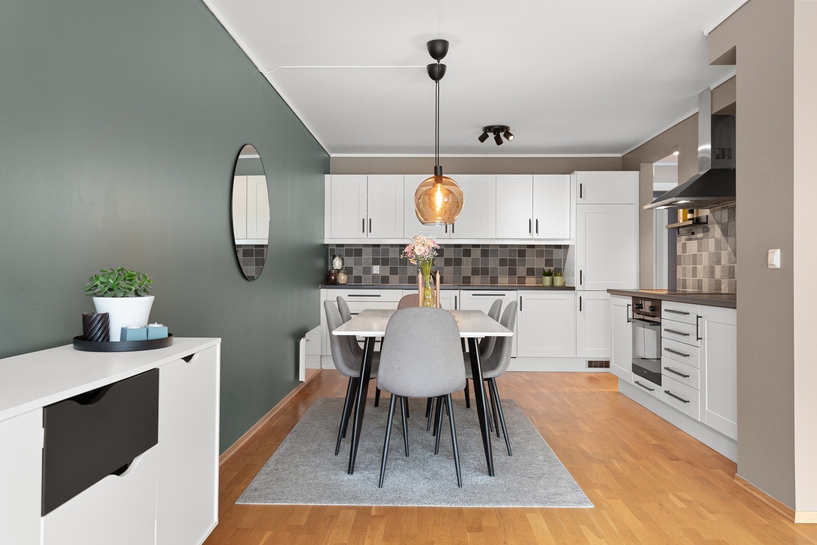 Delvis tilbaketrukket fra stuen finner du kjøkkenet. Galleribilde