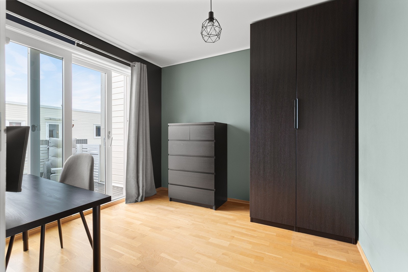 Fra også dette soverommet er det utgang til en balkong. Galleribilde