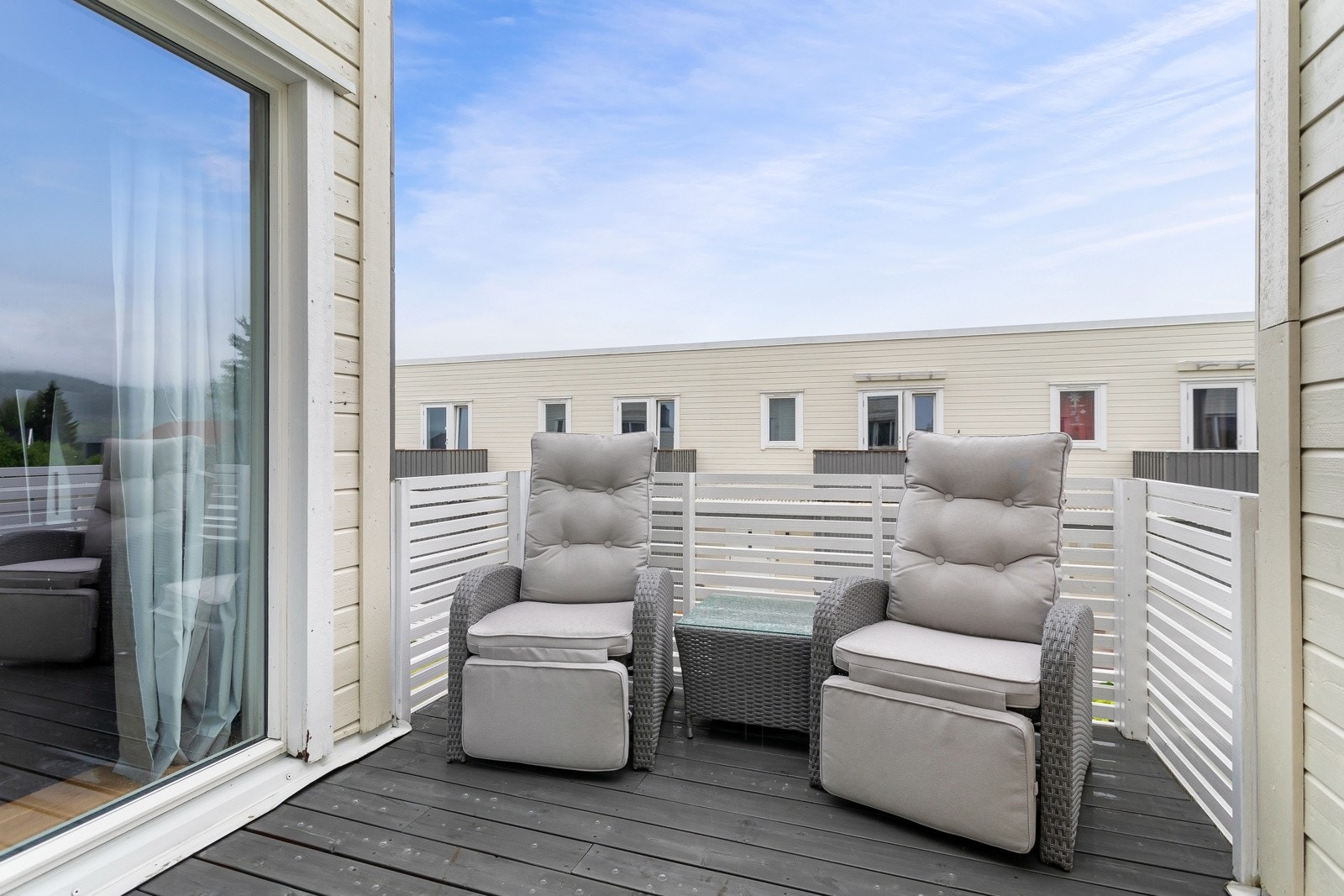 Den største balkongen i 2. etasje har god plass til sittegruppe. Galleribilde