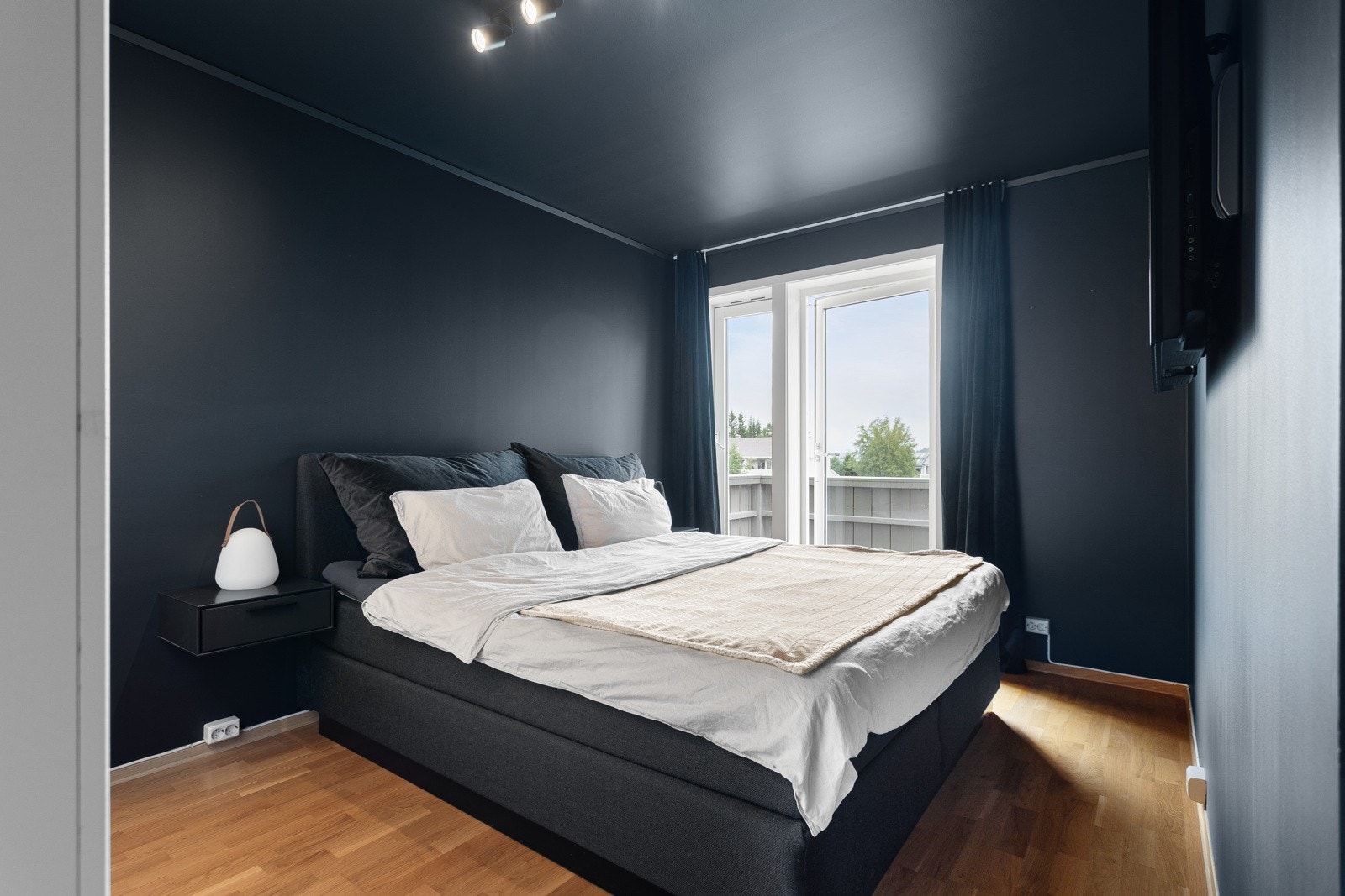 Alle boligens soverom er av god størrelse. Dette rommet har utgang til balkong. Galleribilde