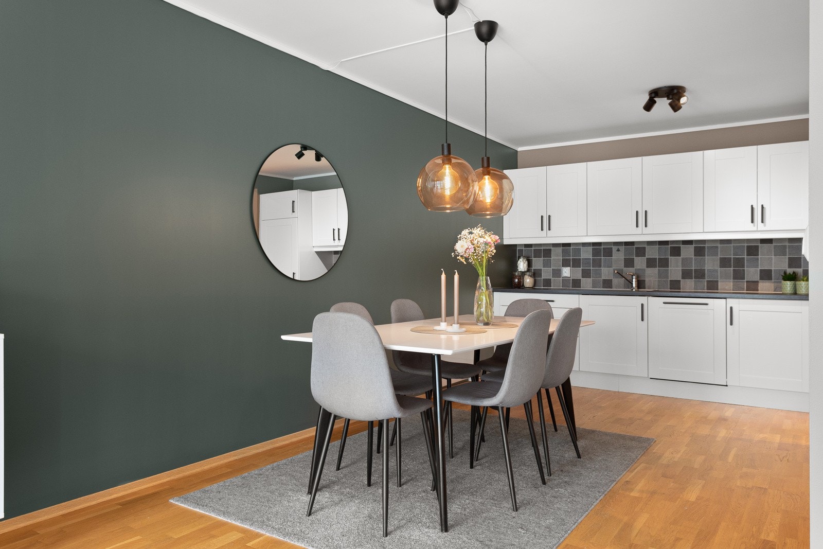 Det er naturlig plass til spisegruppe mellom stue og kjøkken. Galleribilde