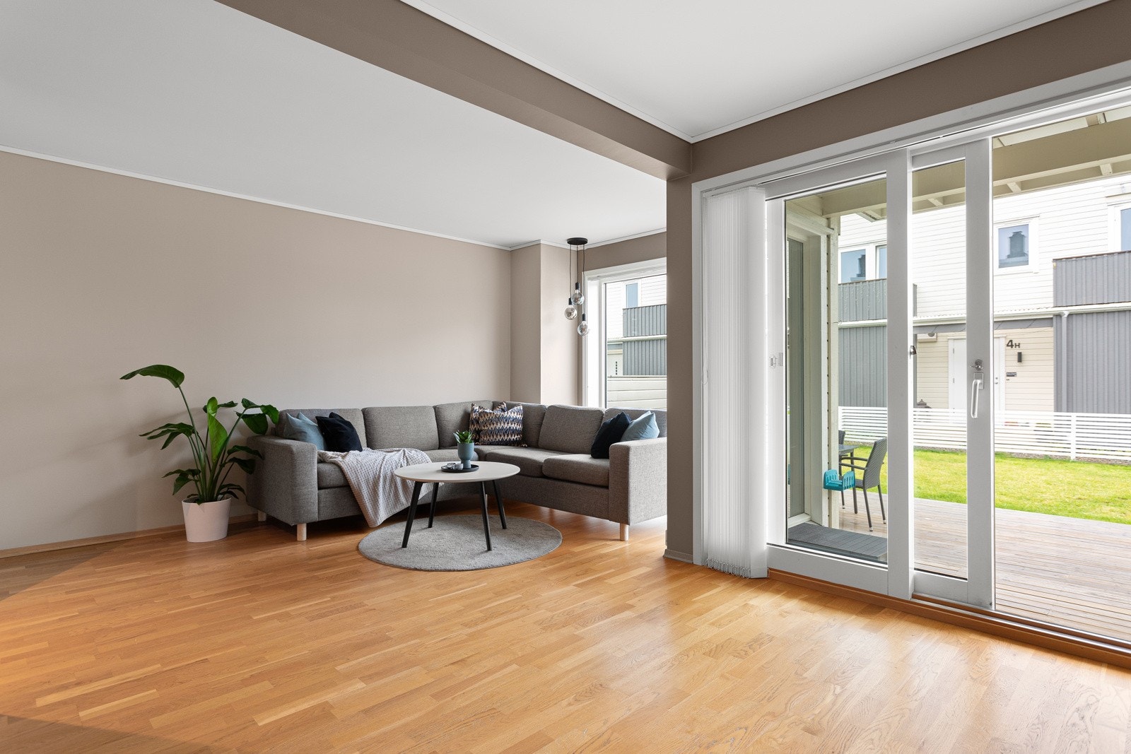 Store vindusflater gir rikelig med naturlig lysinnslipp. Galleribilde