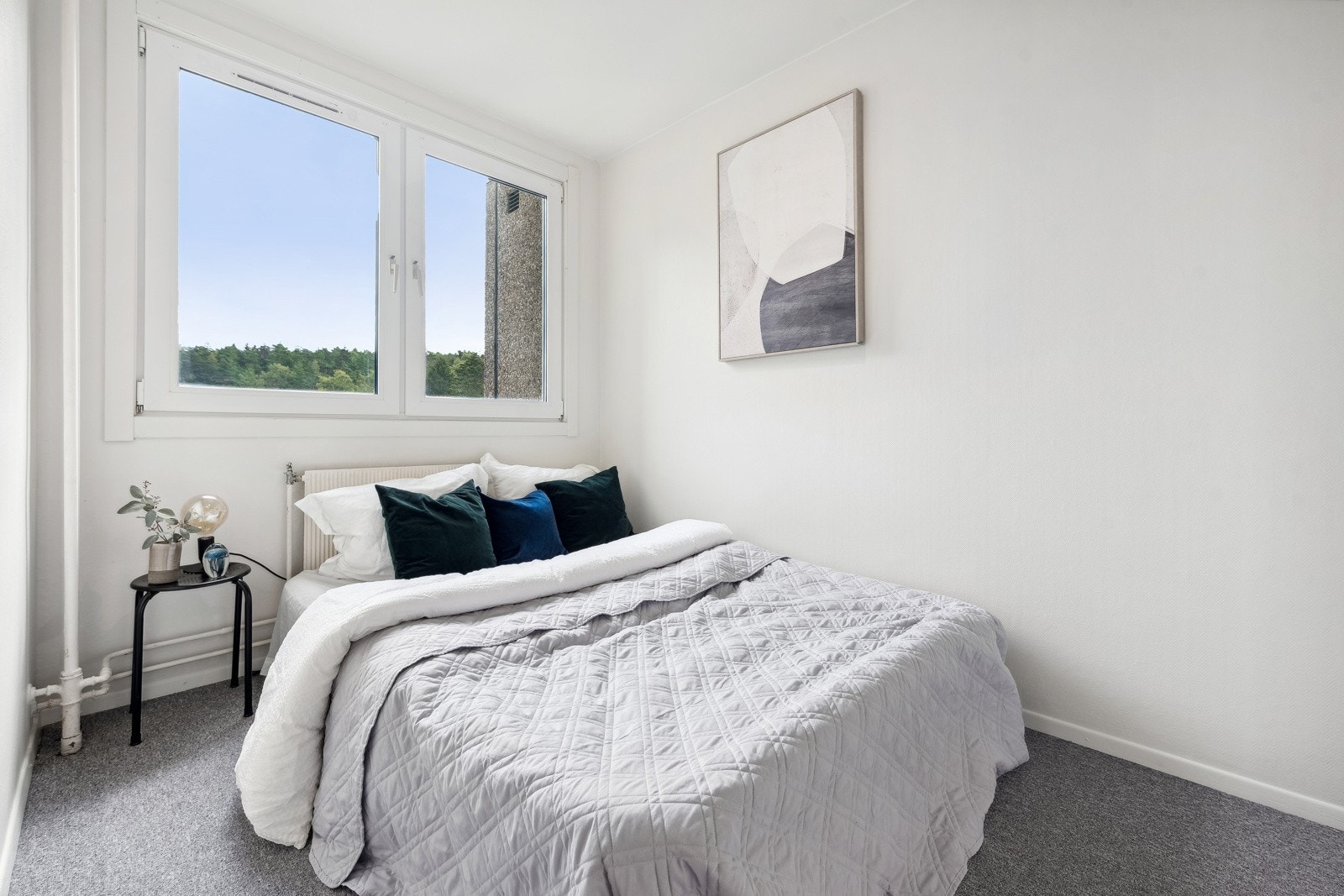 Soverommet har inngang til praktisk innvendig bod/garderobe Galleribilde