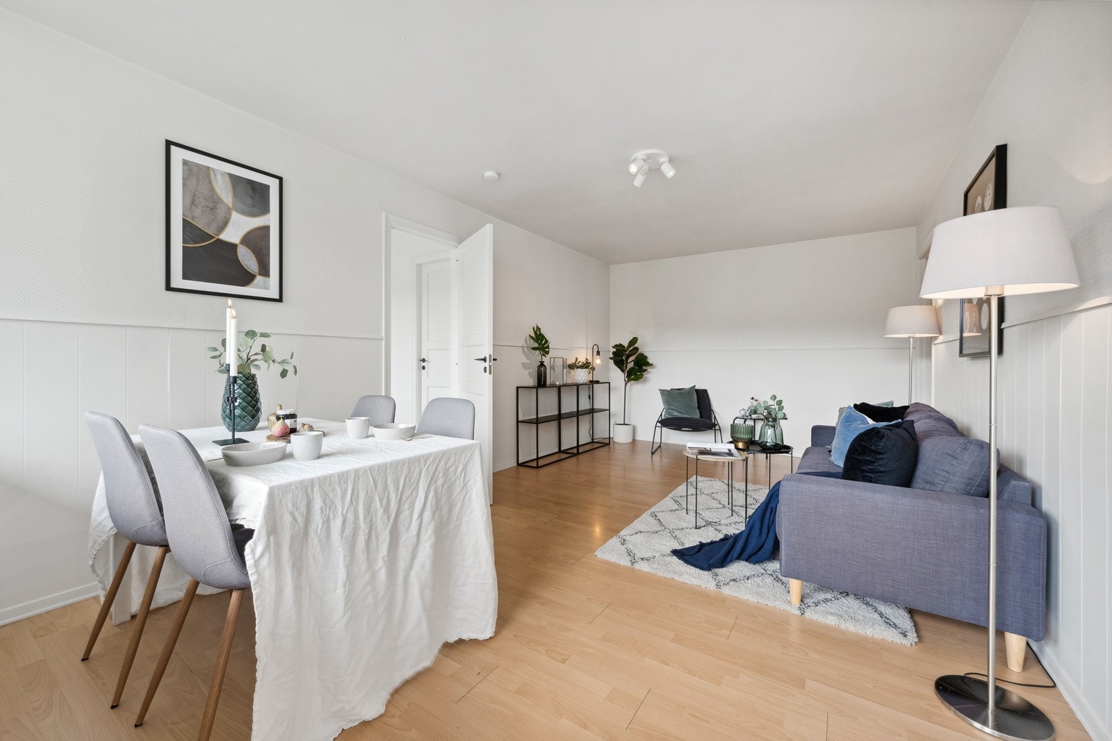 Stue - plass til både sofa og spisegruppe Galleribilde