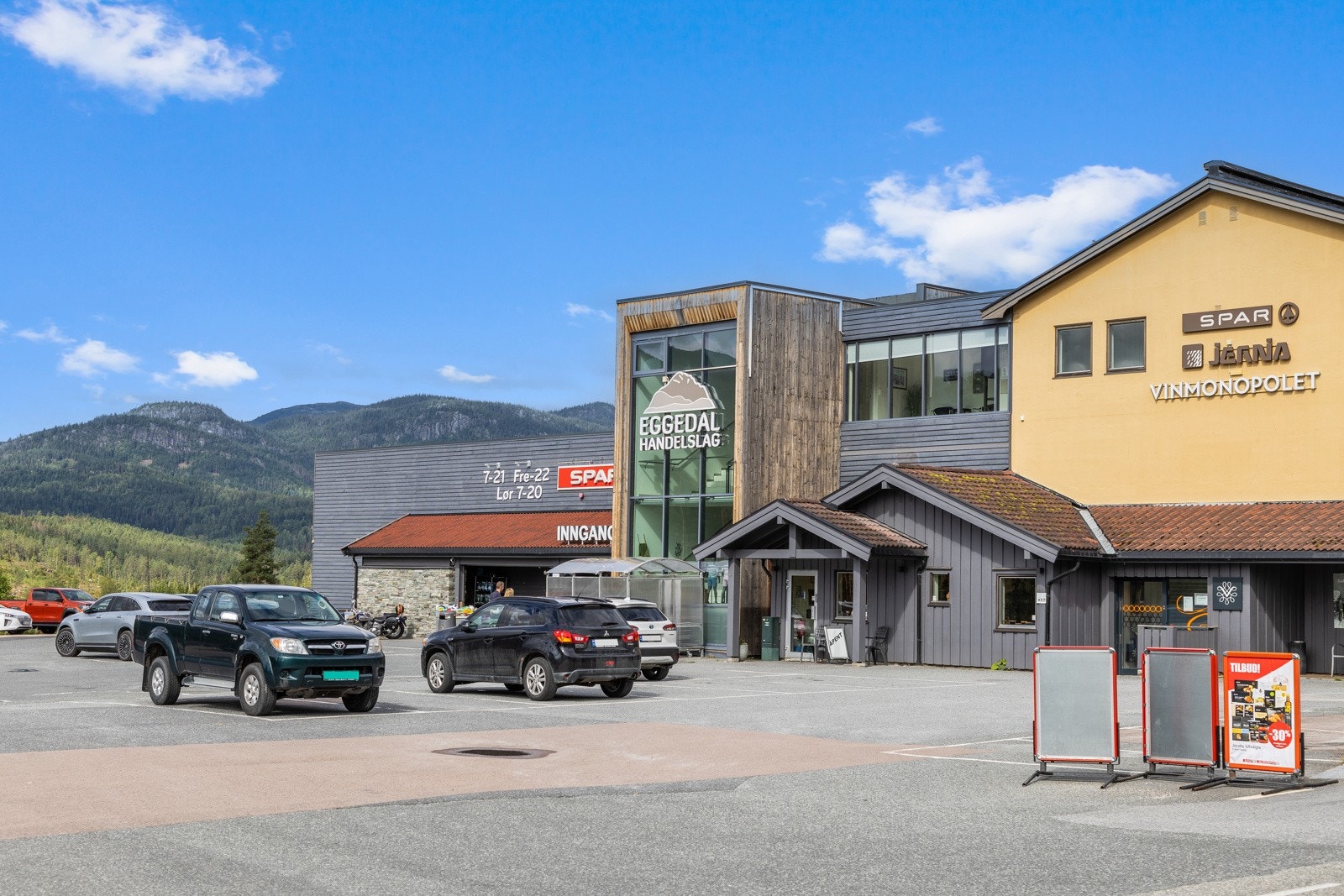 Spar Eggedal er nærmeste dagligvarebutikk ca. 20 minutter fra tomta - Her finner du også vinmonolet, frisør og treningsstudio. Galleribilde