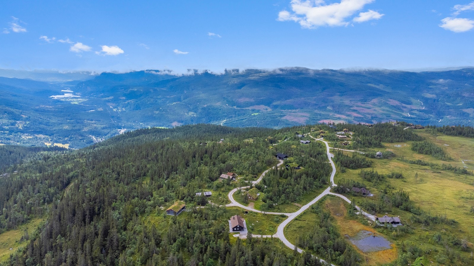 Det er ca.30 minutters kjøring til Haglebu skisenter med alpinanlegg og servingssted. Norefjell Ski og Spa ligger 40 minutter i den andre retningen. Galleribilde